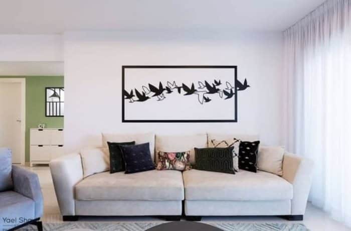 שורה של ציפורים עפות במסגרת