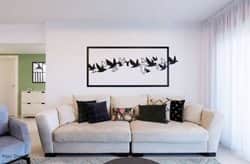 שורה של ציפורים עפות במסגרת